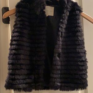 Faux For black vest girls 4/5. Velcro closure